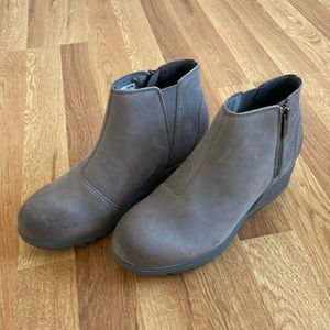 Sorel grey (quarry) Evie zip leather booties, new, size 8.5